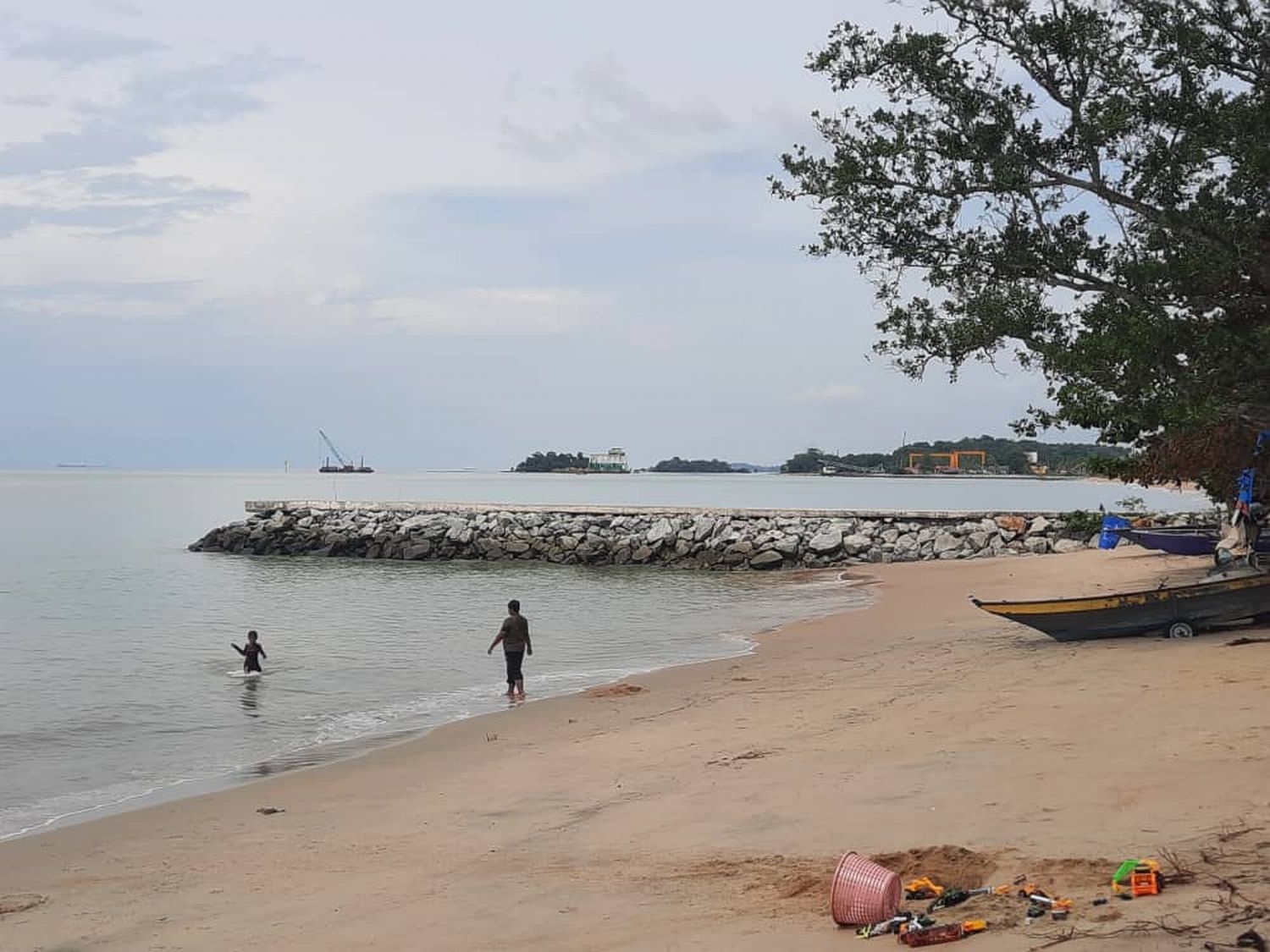 (古城第三版主文)马日丹那漂亮的海边及海浴场重现人潮