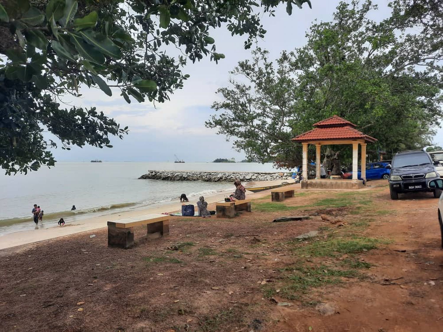 (古城第三版主文)马日丹那漂亮的海边及海浴场重现人潮