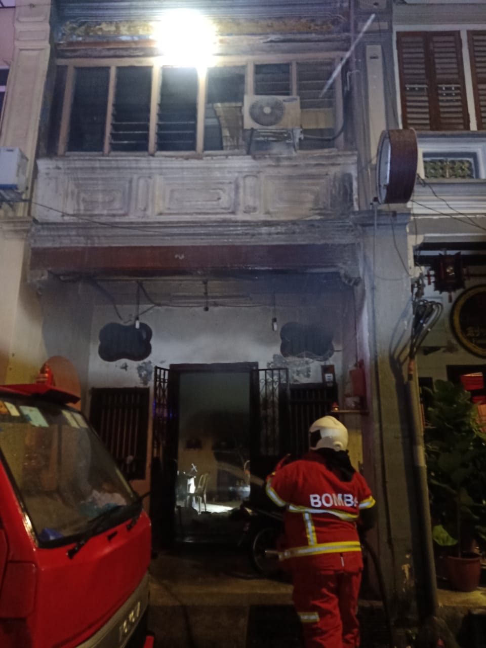 双层老屋火灾 6租客及时逃命