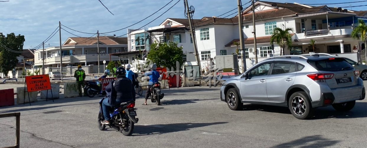 (大北马)峇眼花园通往珍菲市桥下通道两侧的限高杆,装有两个警示灯。