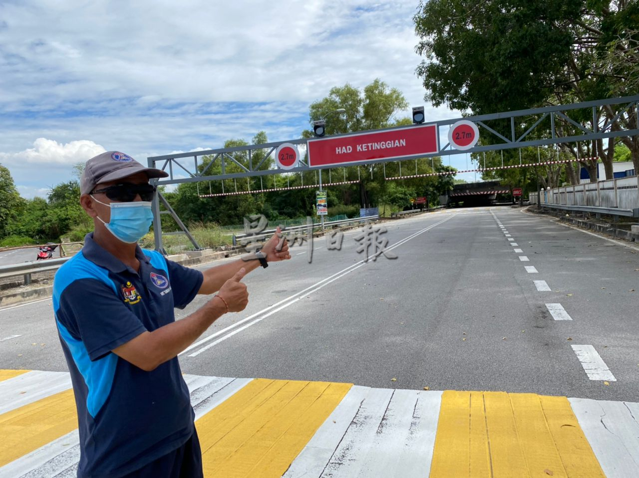 (大北马)峇眼花园通往珍菲市桥下通道两侧的限高杆,装有两个警示灯。