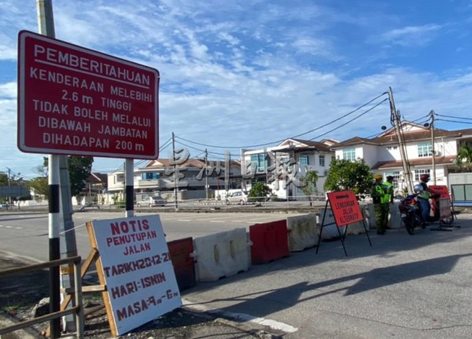 (大北马)峇眼花园通往珍菲市桥下通道两侧的限高杆,装有两个警示灯。