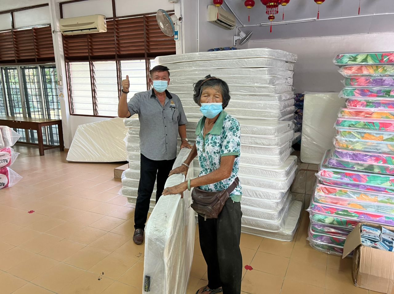 （大都会封面）救灾物资缺床褥、小电器；旧衣物过剩！