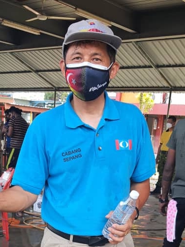 (大都会封面)救灾物资缺床褥、小电器;旧衣物过剩!