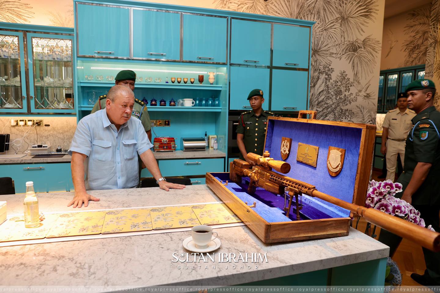 (已签发)柔:柔苏丹接见陆军特种部队指挥官 聆听丰盛港军营建战斗潜水池进展