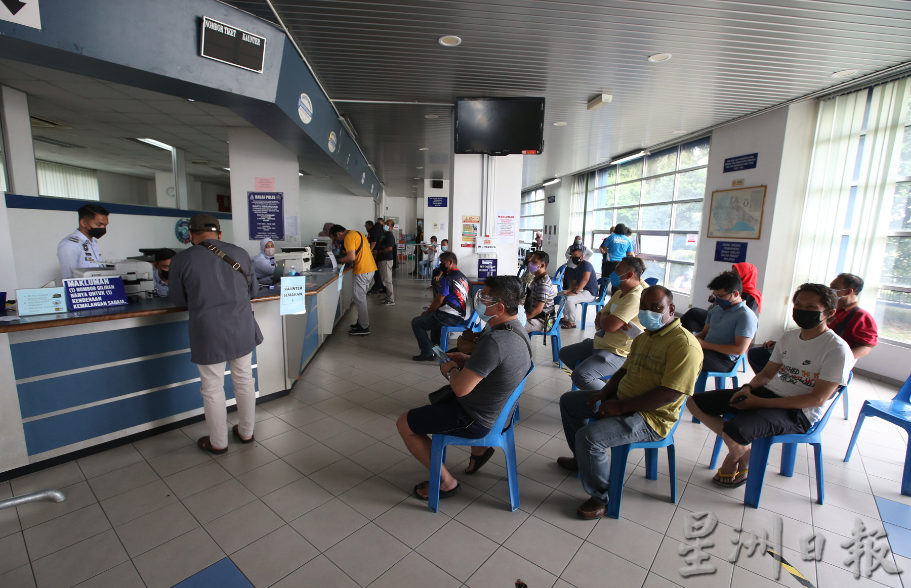 (已签发)柔:警方交通罚单80%折扣,柔总警长笑问下属:生意好吗?