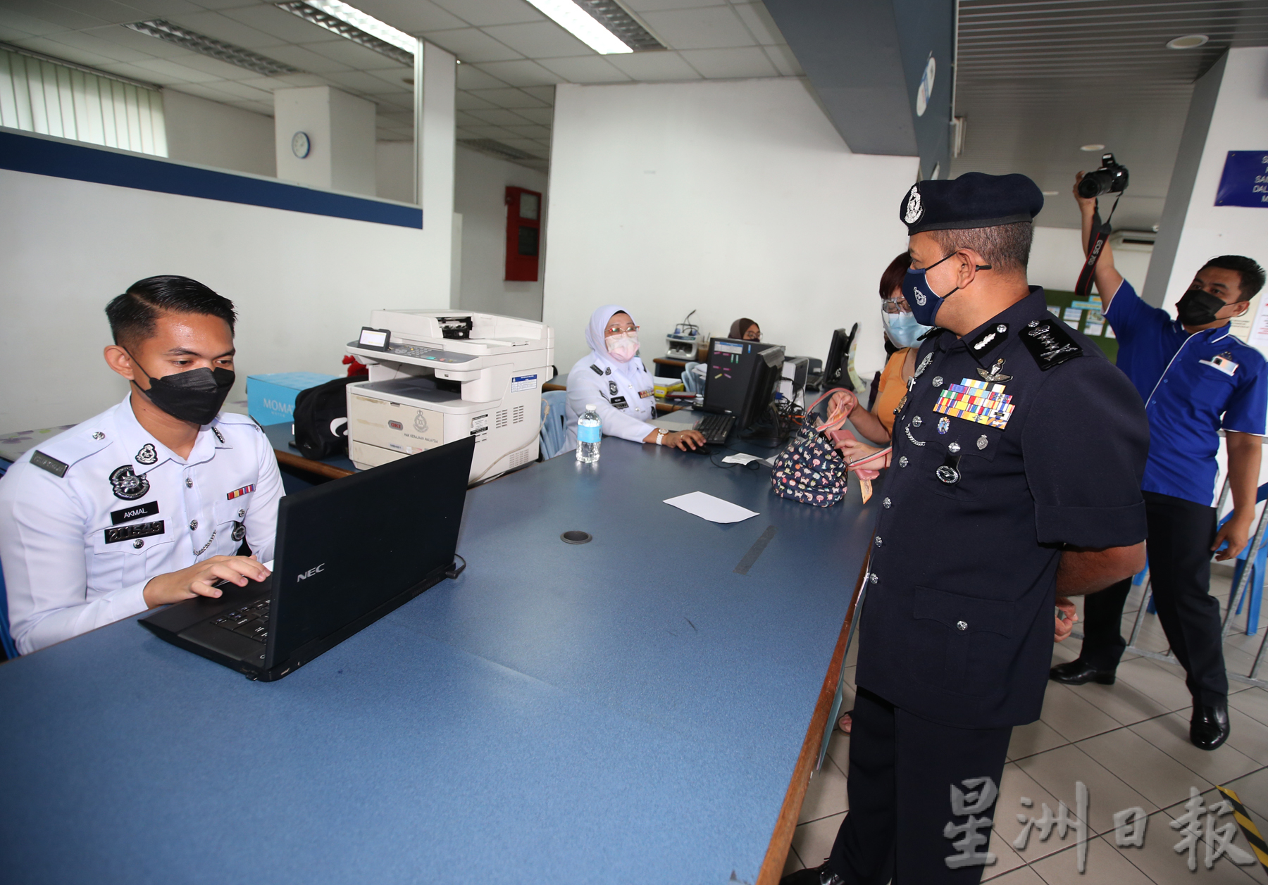 (已签发)柔:警方交通罚单80%折扣,柔总警长笑问下属:生意好吗?