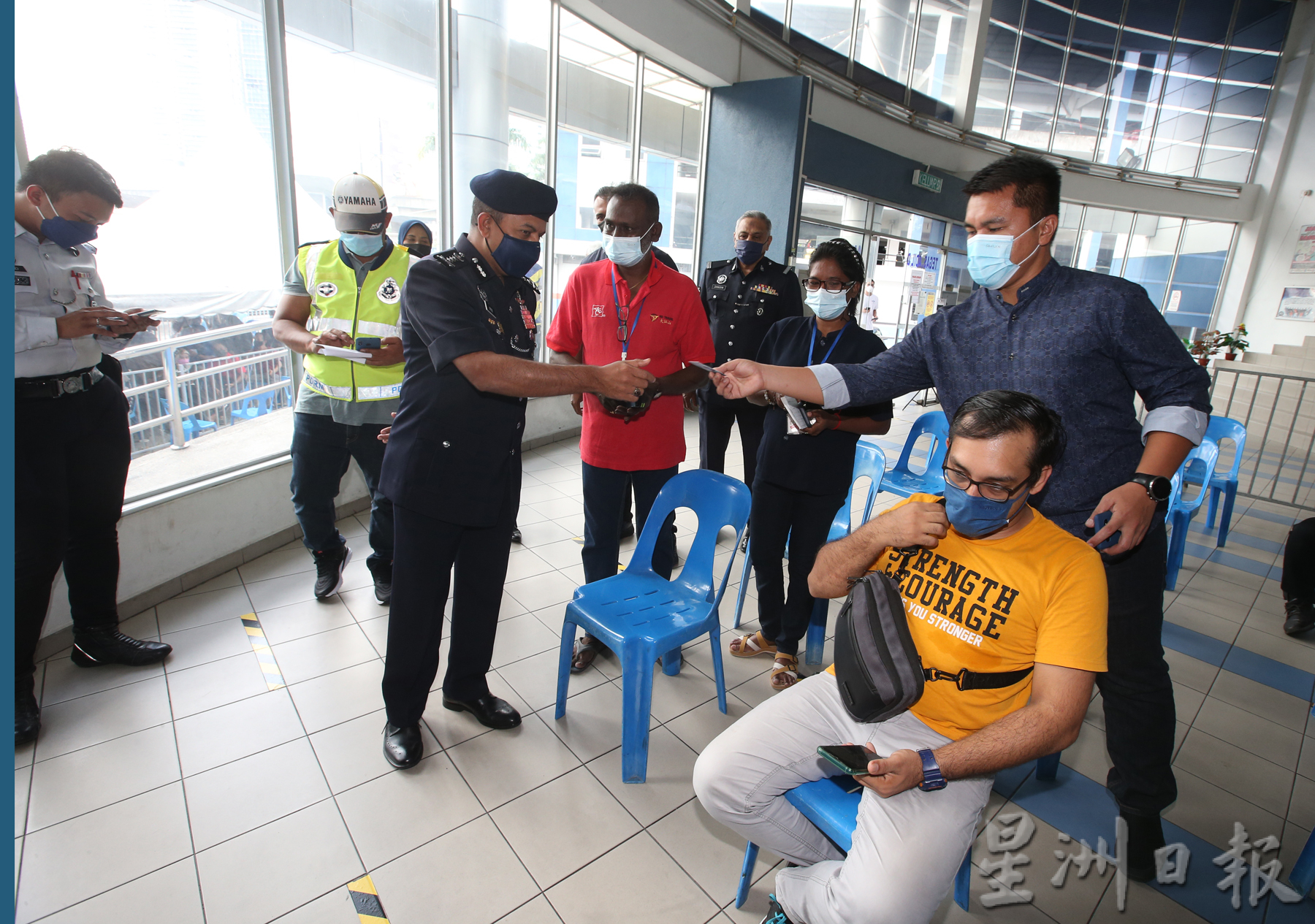 (已签发)柔:警方交通罚单80%折扣,柔总警长笑问下属:生意好吗?