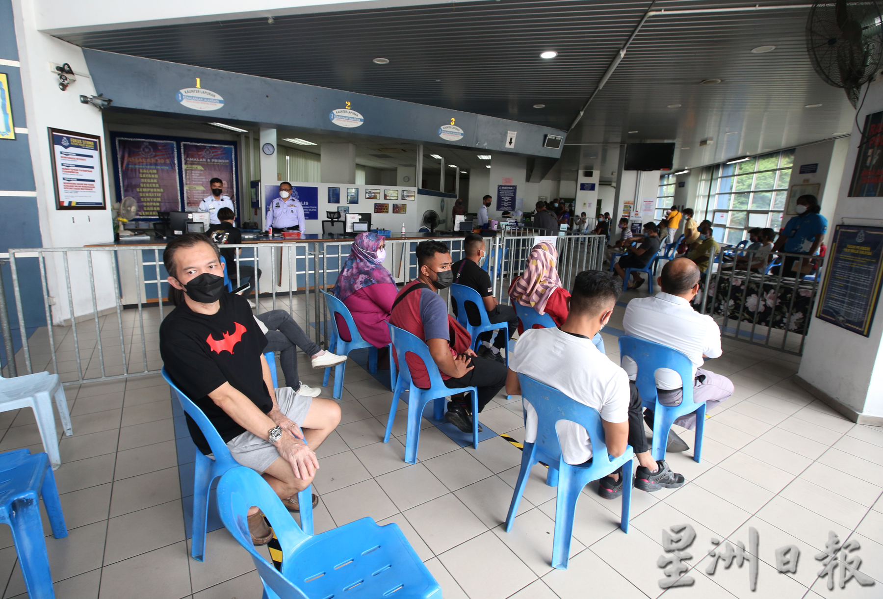 (已签发)柔:警方交通罚单80%折扣,柔总警长笑问下属:生意好吗?