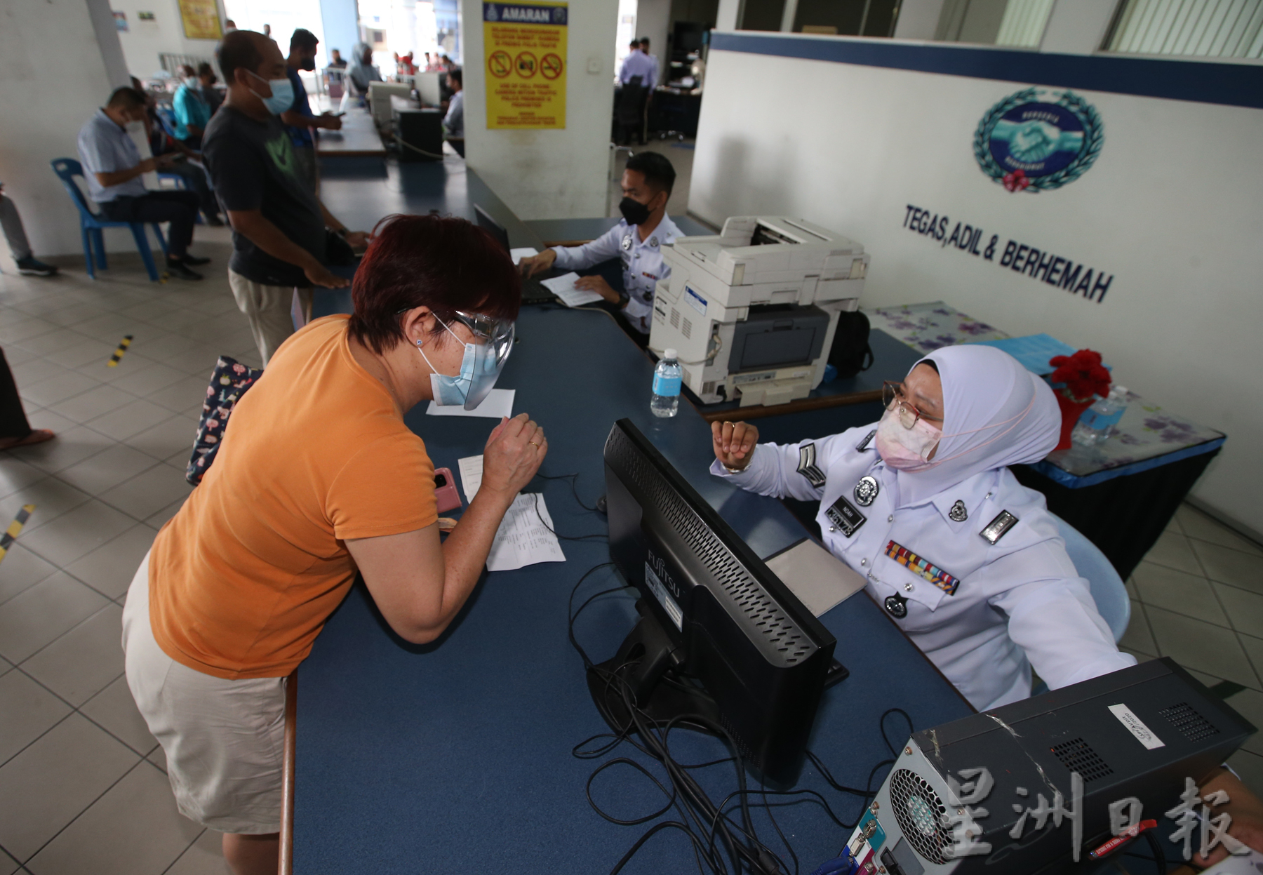 (已签发)柔:警方交通罚单80%折扣,柔总警长笑问下属:生意好吗?