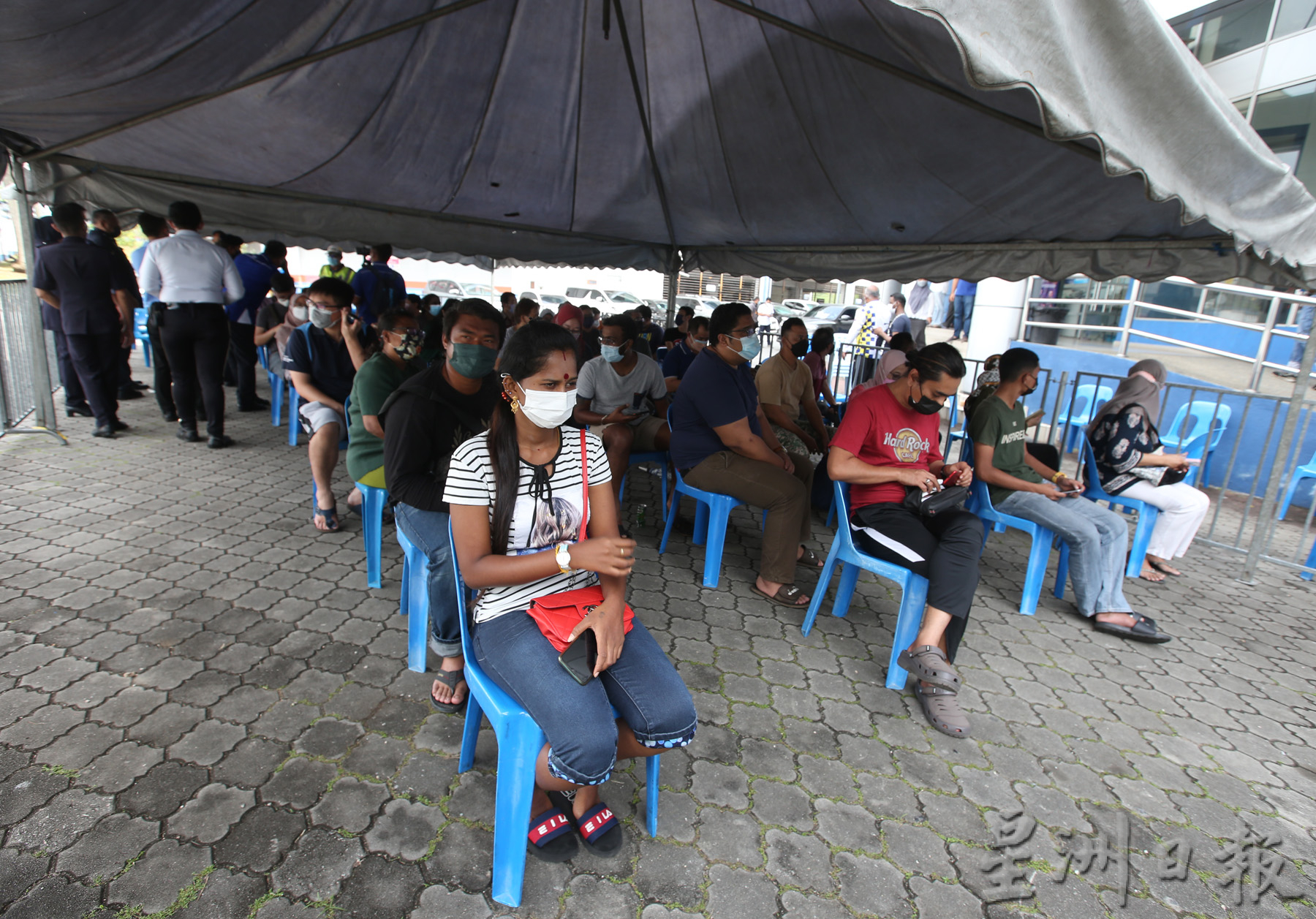 (已签发)柔:警方交通罚单80%折扣,柔总警长笑问下属:生意好吗?