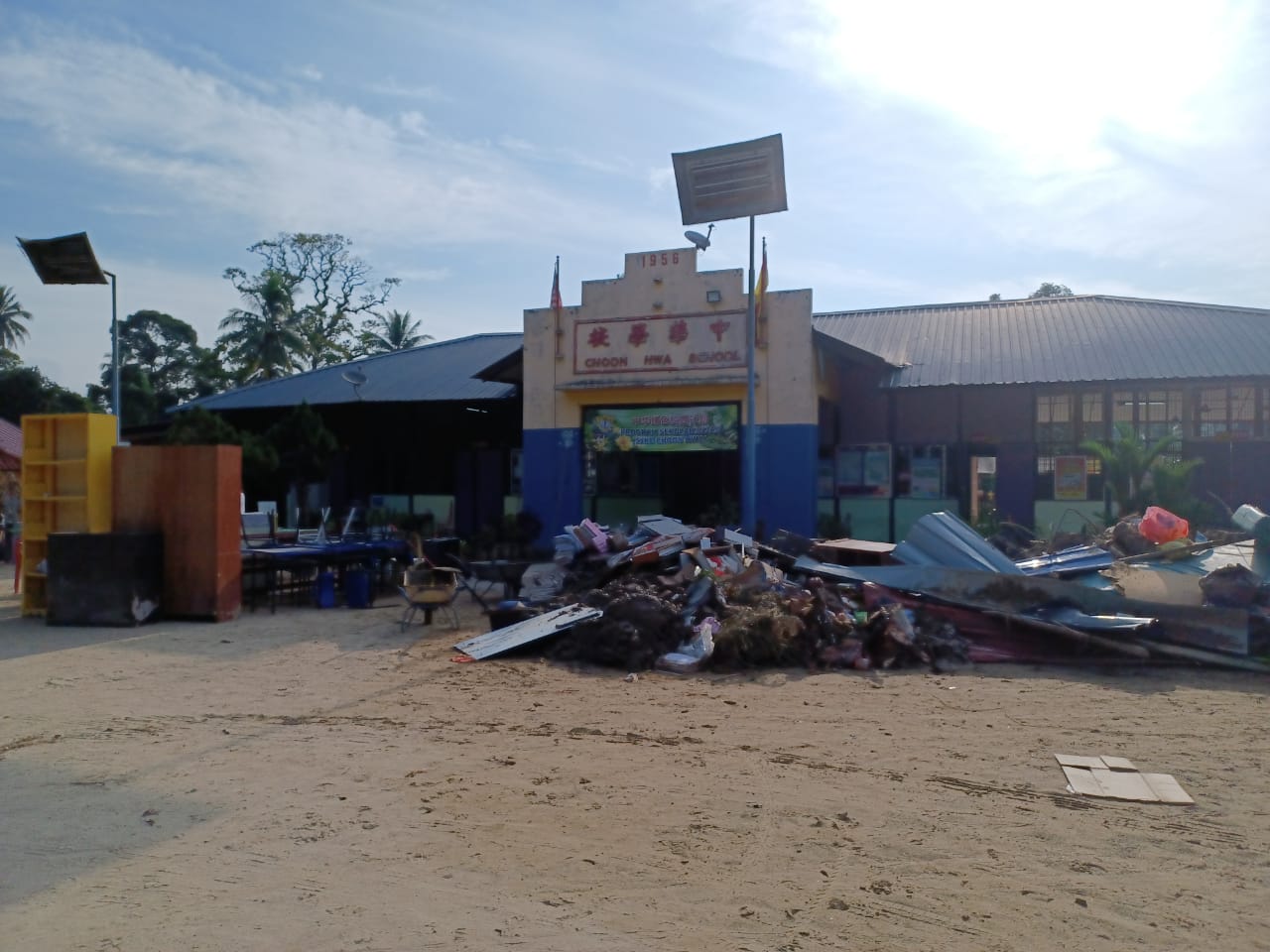 (早报头)大都会/遭洪流袭击的呀吃18英里中华小学面目全非