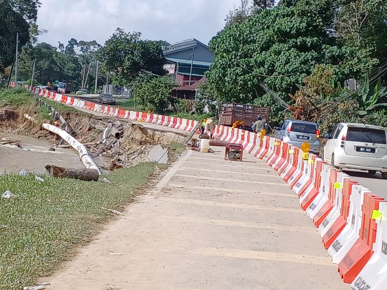 (早报头)大都会/遭洪流袭击的呀吃18英里中华小学面目全非