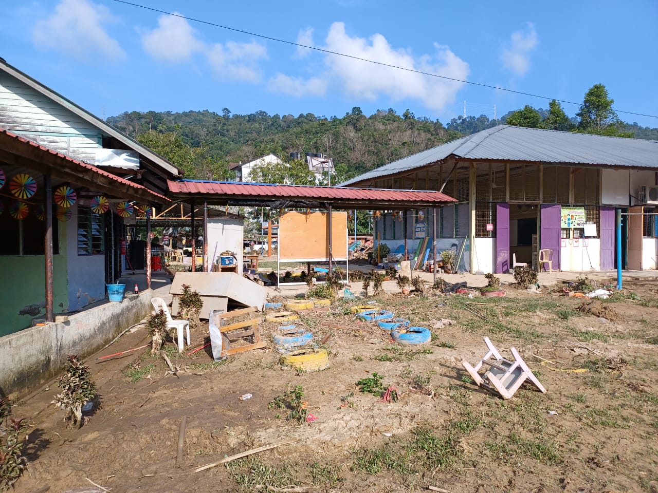 (早报头)大都会/遭洪流袭击的呀吃18英里中华小学面目全非