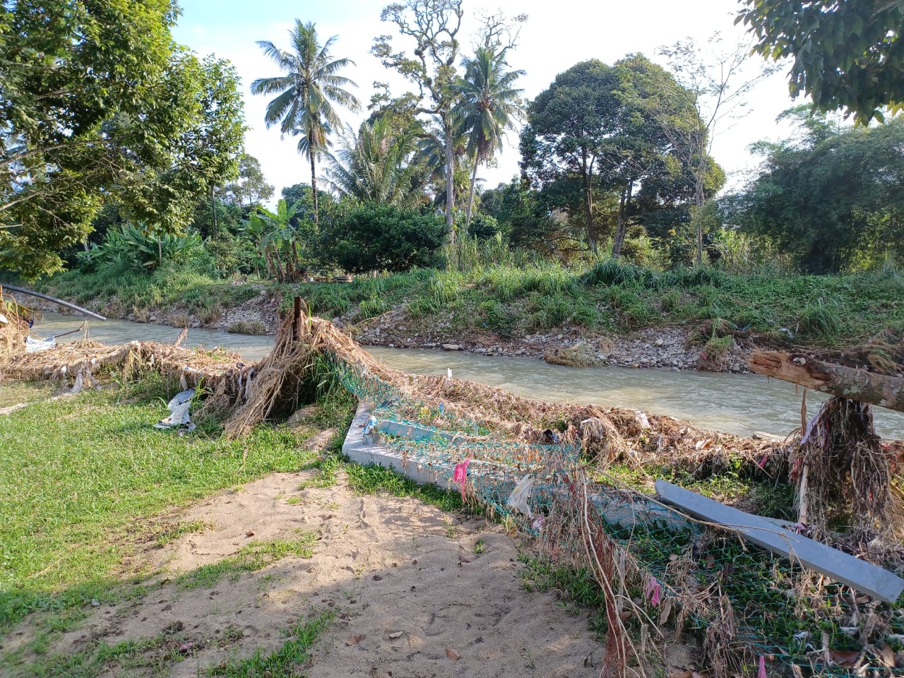 (早报头)大都会/遭洪流袭击的呀吃18英里中华小学面目全非