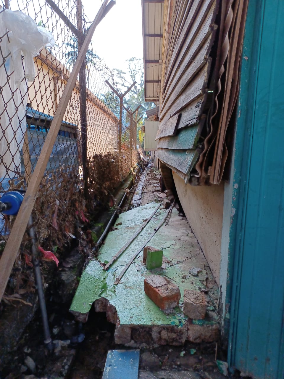 (早报头)大都会/遭洪流袭击的呀吃18英里中华小学面目全非