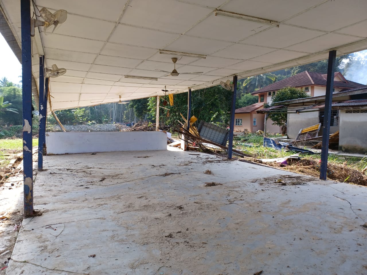 (早报头)大都会/遭洪流袭击的呀吃18英里中华小学面目全非