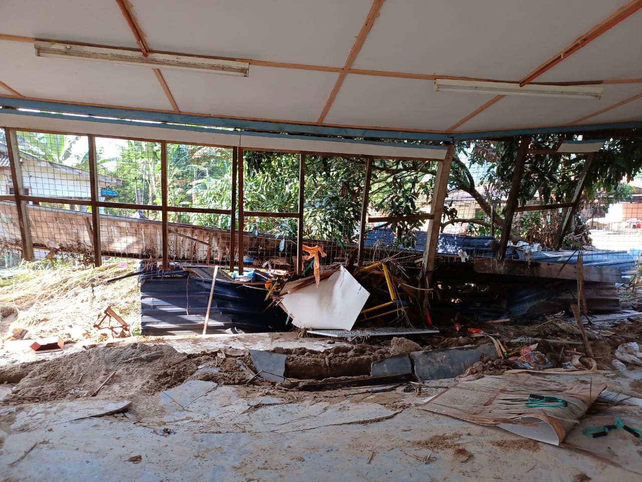 (早报头)大都会/遭洪流袭击的呀吃18英里中华小学面目全非