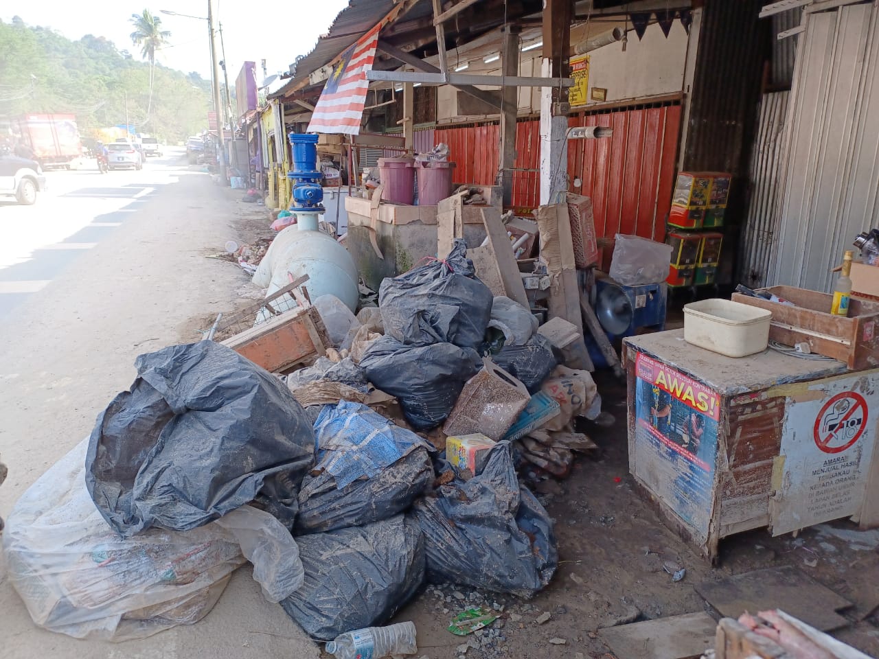 (早报头)大都会/遭洪流袭击的呀吃18英里中华小学面目全非