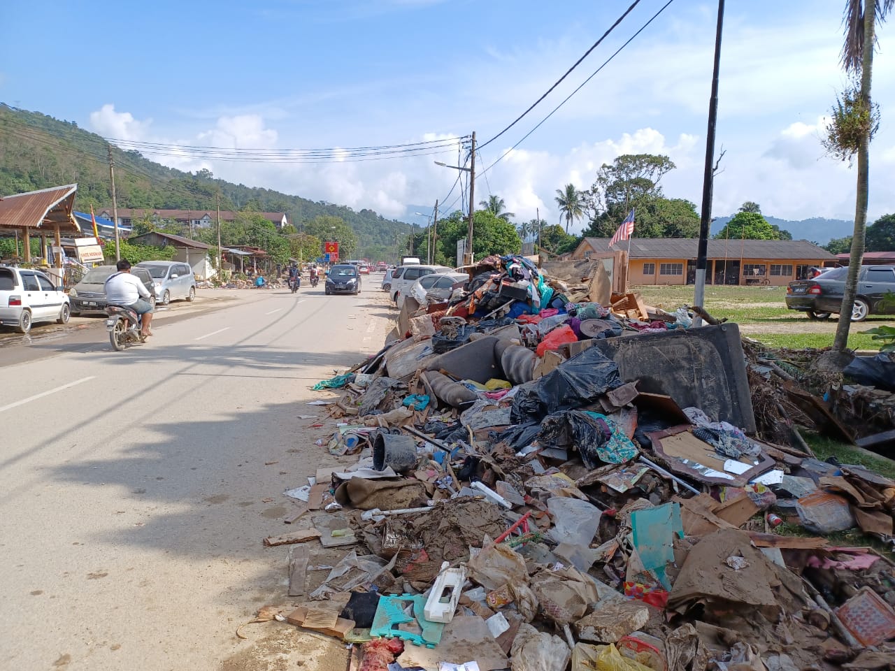 (早报头)大都会/遭洪流袭击的呀吃18英里中华小学面目全非