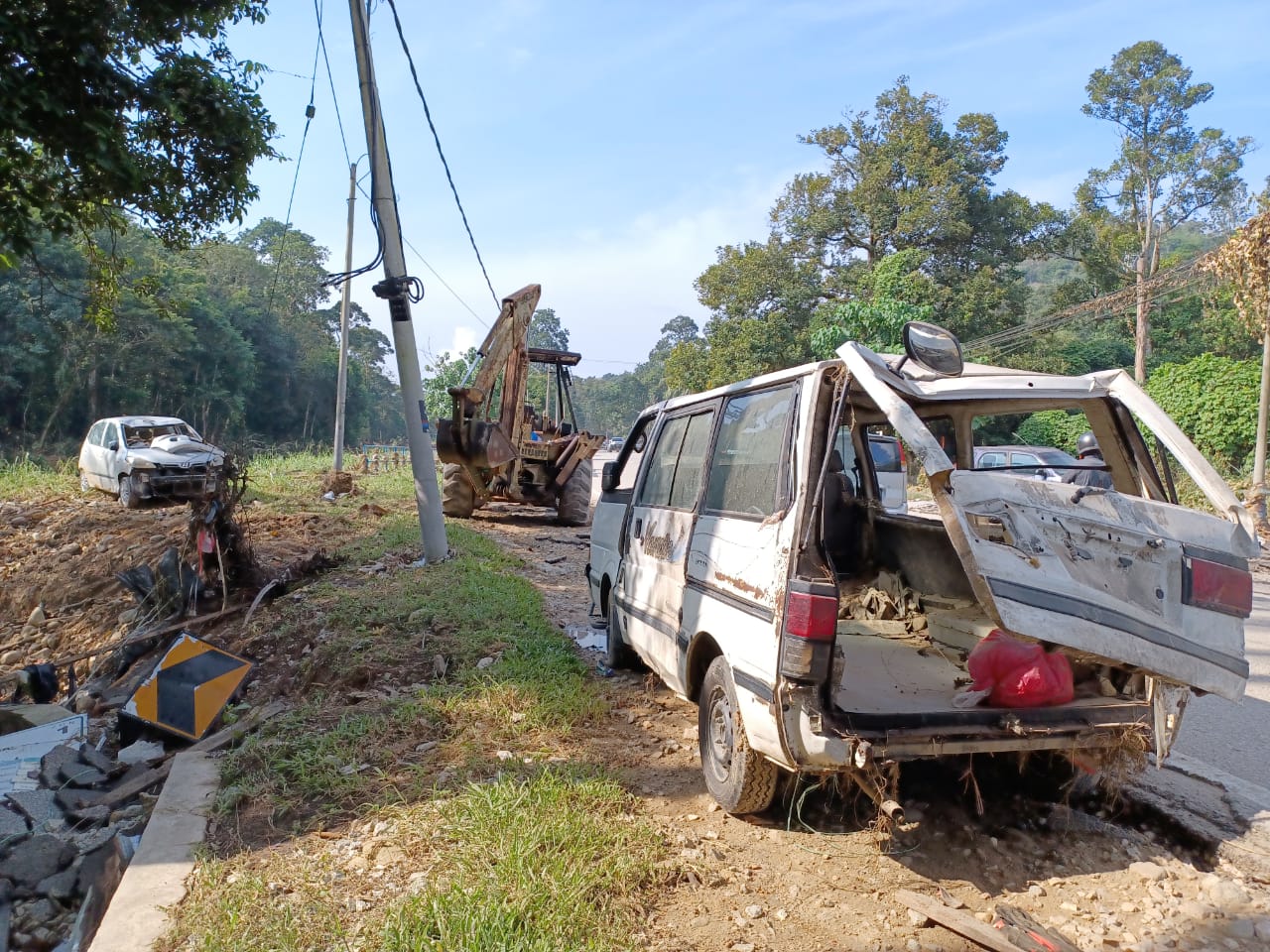 (早报头)大都会/遭洪流袭击的呀吃18英里中华小学面目全非