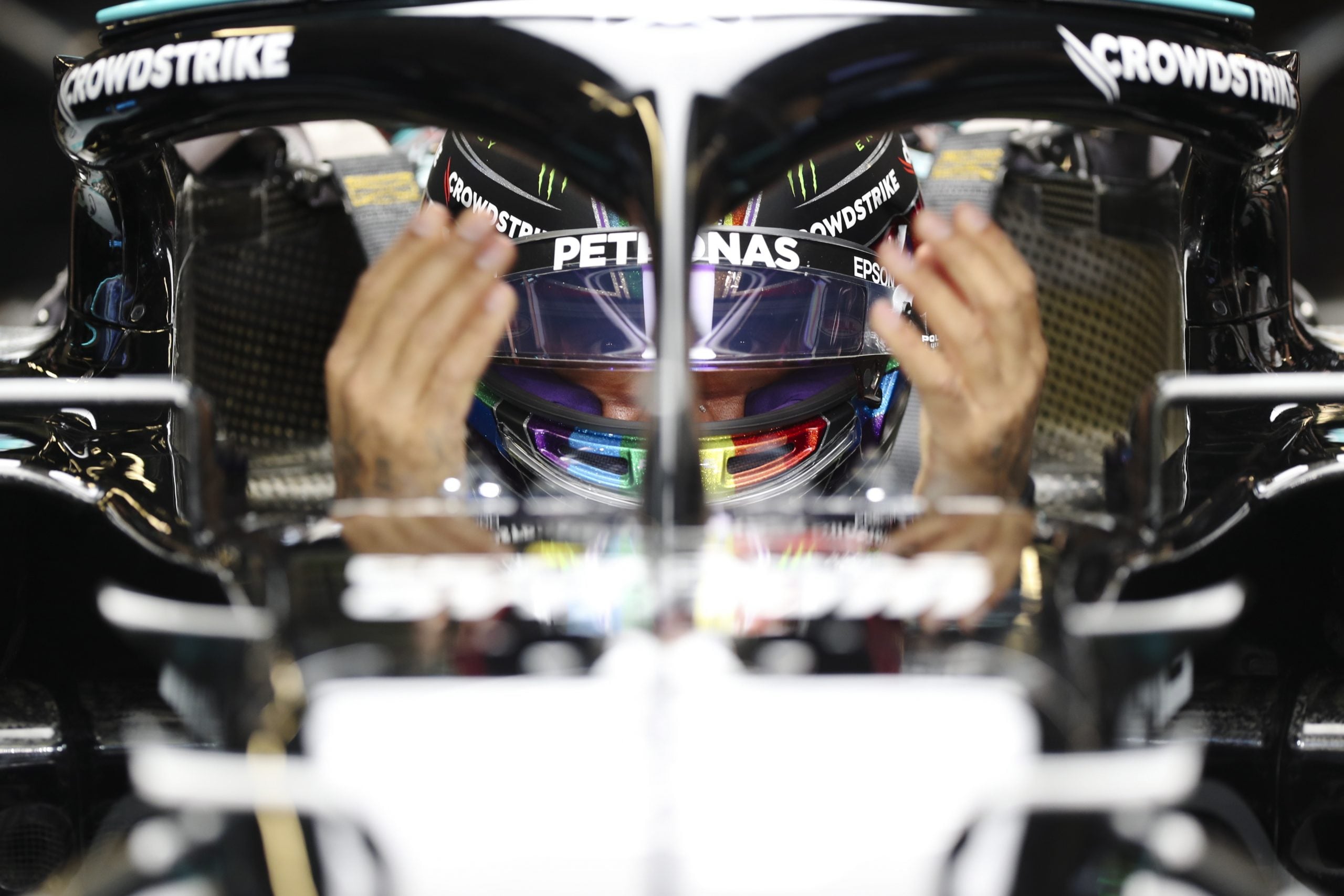 F1步步往8连冠逼近 小汉称霸首日练习