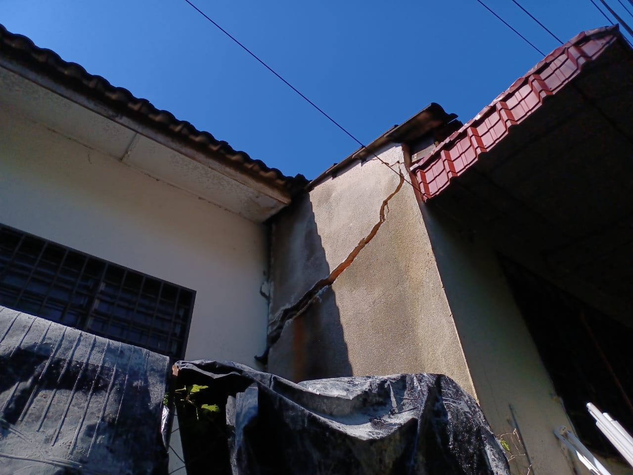 me （版2头）大都会/加影美华山庄第一期19路整30间屋子出现地陷和墙壁龟裂