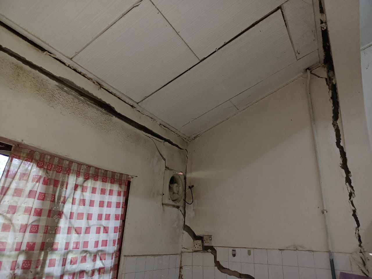 me （版2头）大都会/加影美华山庄第一期19路整30间屋子出现地陷和墙壁龟裂