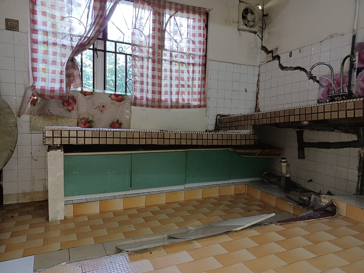 me （版2头）大都会/加影美华山庄第一期19路整30间屋子出现地陷和墙壁龟裂