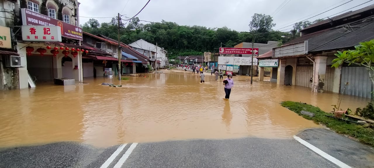 me3头//大都会/12个小时长命雨，导致呀吃14里街场“沦陷”，逾70间店屋皆“中招”