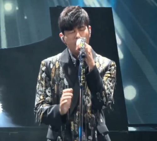 TMEA盛典|周杰伦唱8分钟速登热搜 蔡徐坤扎辫搭老虎夹克被嘲油腻