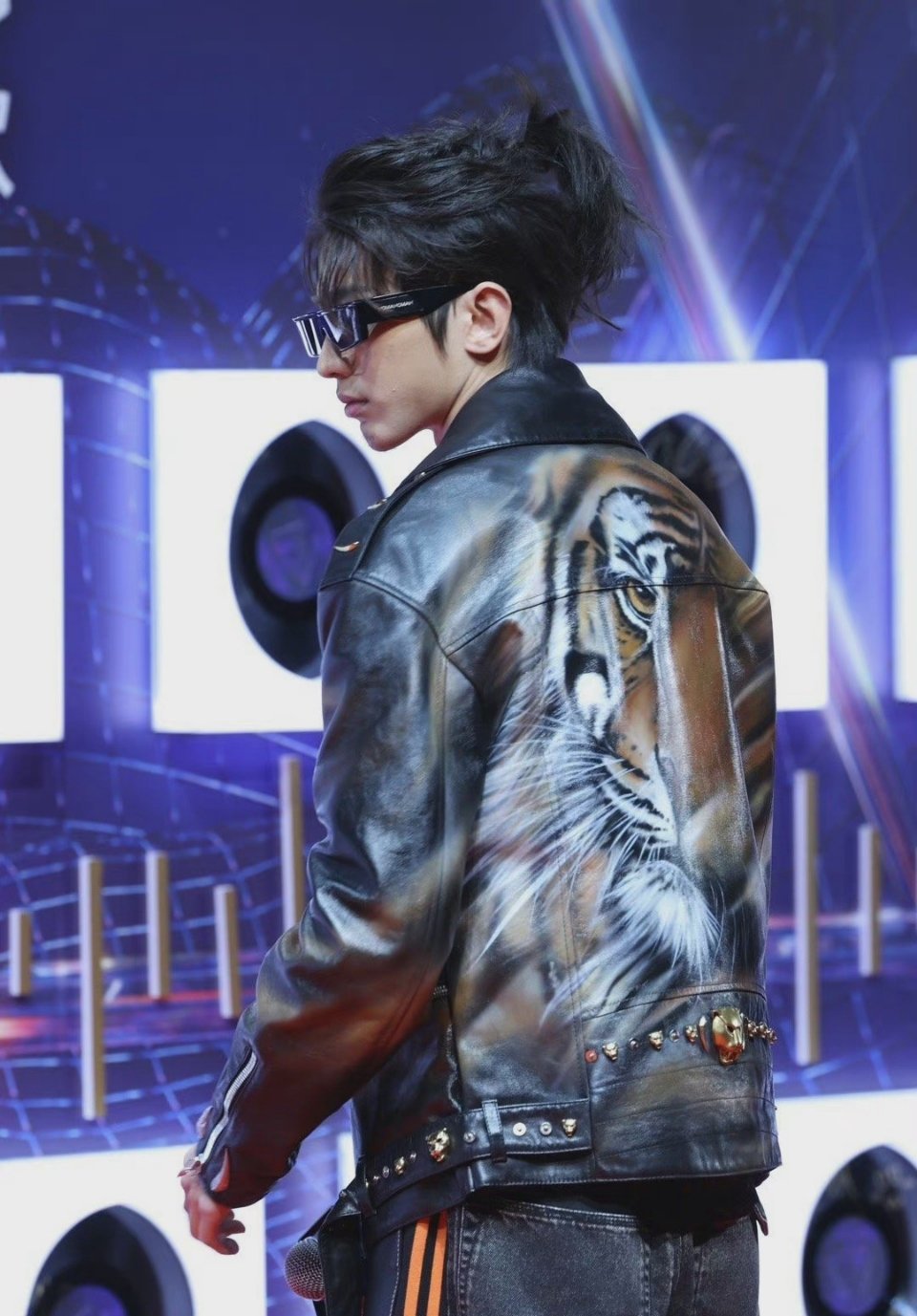 TMEA盛典|周杰伦唱8分钟速登热搜 蔡徐坤扎辫搭老虎夹克被嘲油腻