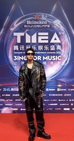 TMEA盛典|周杰伦唱8分钟速登热搜 蔡徐坤扎辫搭老虎夹克被嘲油腻