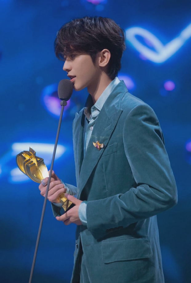 TMEA盛典|周杰伦唱8分钟速登热搜 蔡徐坤扎辫搭老虎夹克被嘲油腻