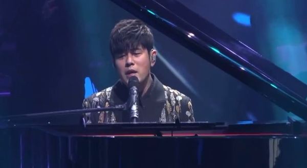 TMEA盛典|周杰伦唱8分钟速登热搜 蔡徐坤扎辫搭老虎夹克被嘲油腻