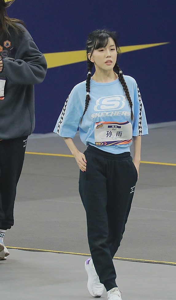 Yumi憔悴首现身照常录影 报警回执单遭爆造假