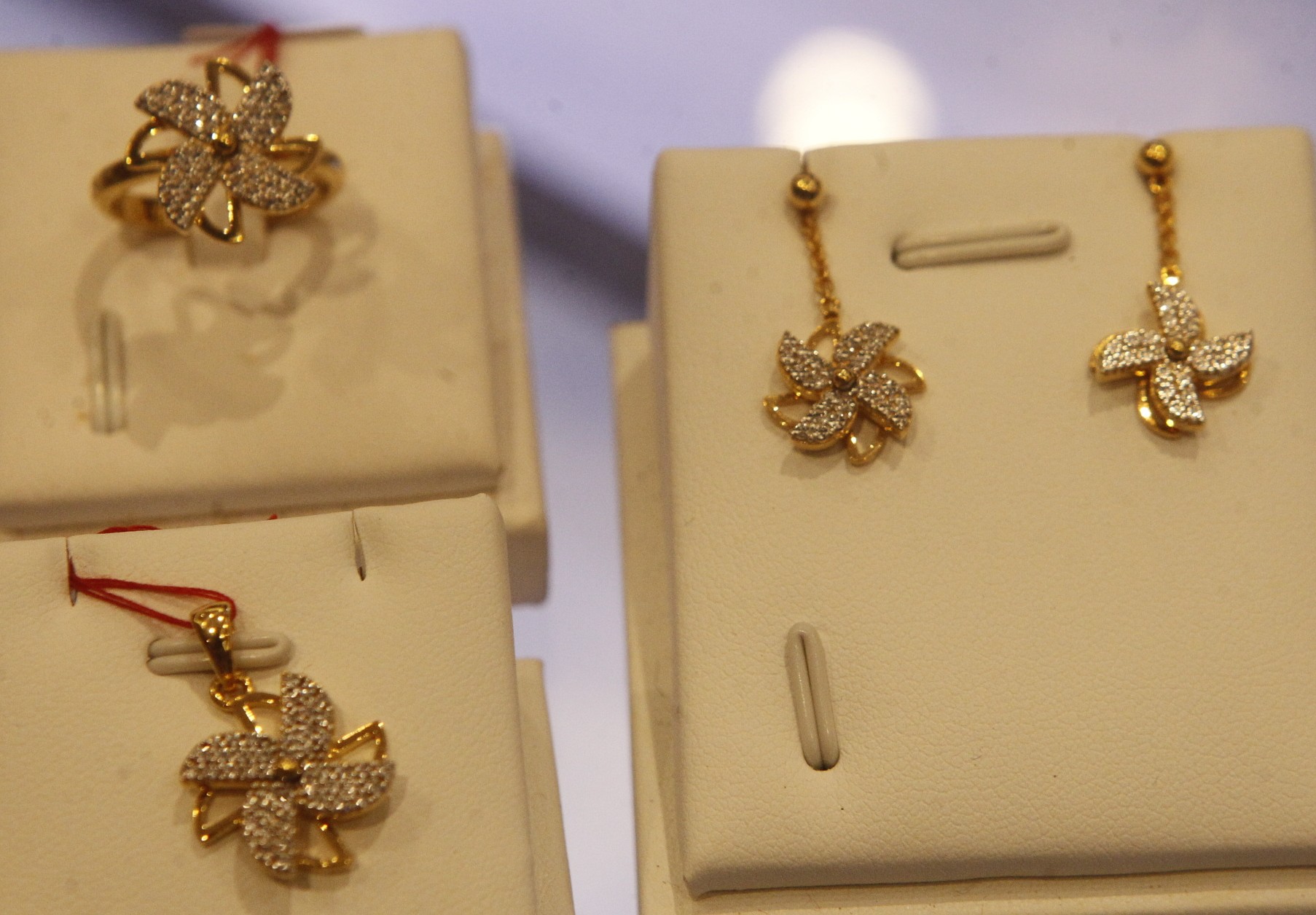 23/1/大都会/做三分二版就好/新春系列：多美金饰