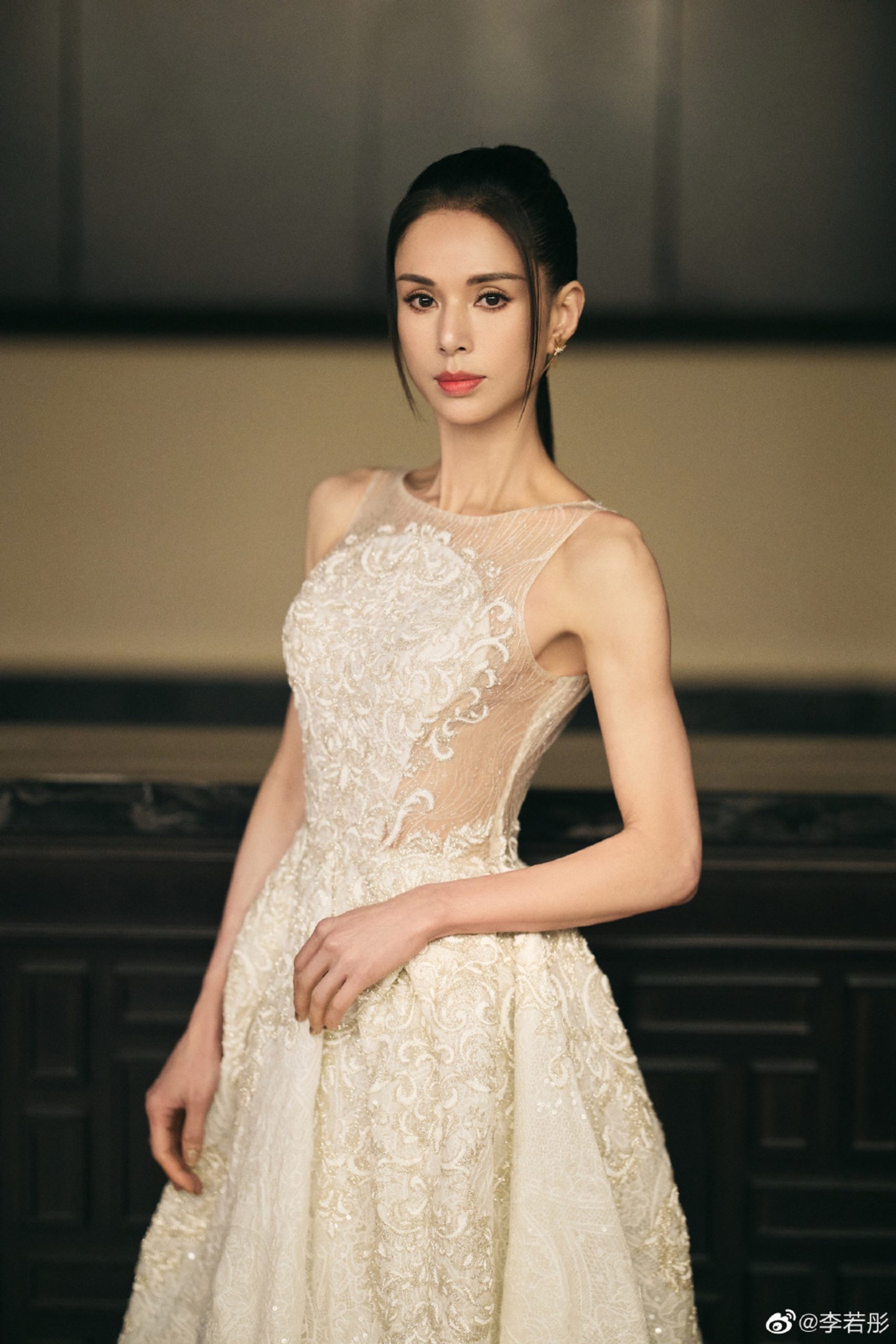 55岁李若彤被偶遇 网赞“路人视角也很美”