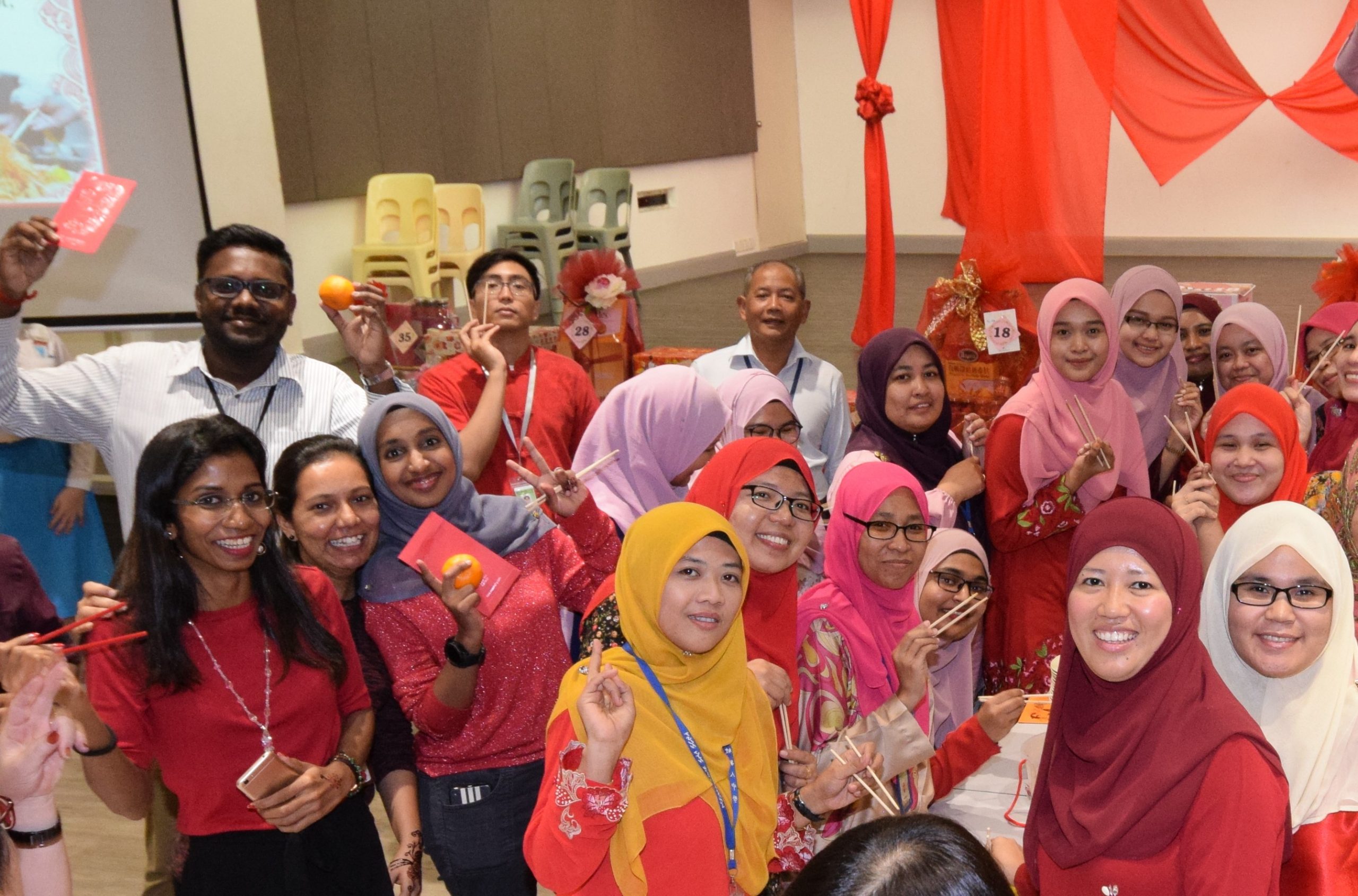 9/1见报∕我们/循人∕友族老师获董总长期服务奖