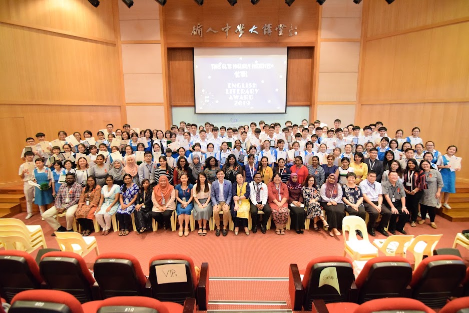 9/1见报∕我们/循人∕友族老师获董总长期服务奖