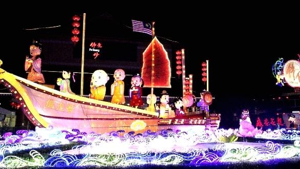 Lighting of lanterns mark the beginning of CNY mass blessing at Dong Zen Temple