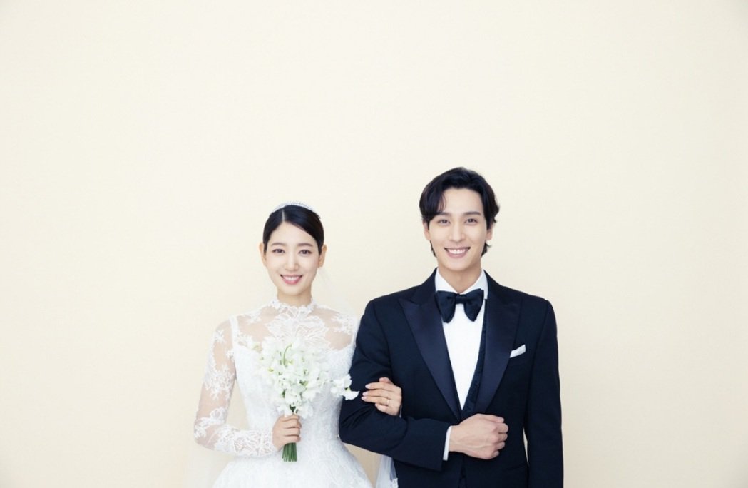 带球嫁巧遮孕肚 朴信惠绝美婚纱飘仙气