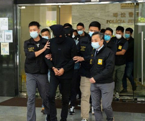 ​老公涉洗钱遭逮画面曝光  安以轩遭网民狂酸