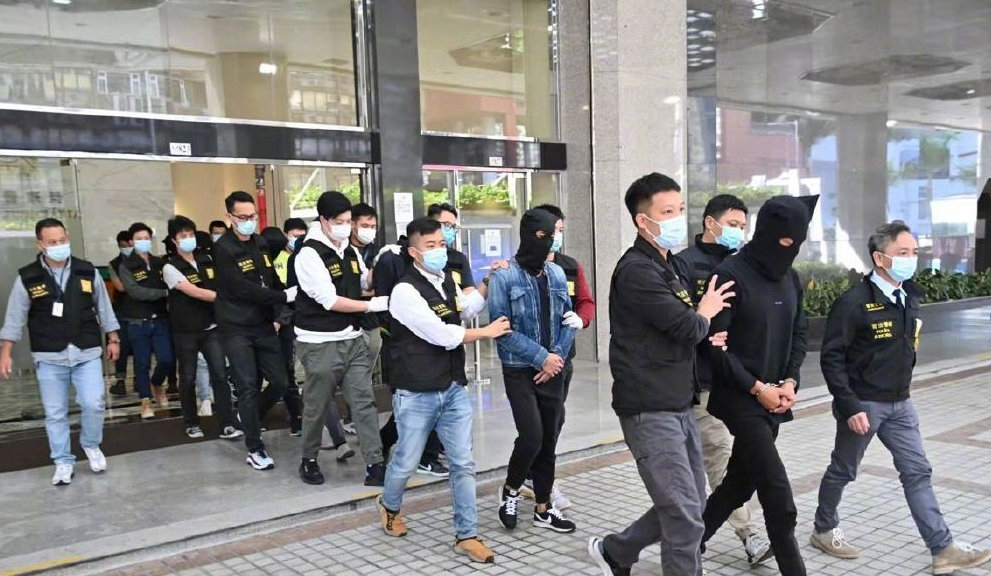 ​老公涉洗钱遭逮画面曝光  安以轩遭网民狂酸