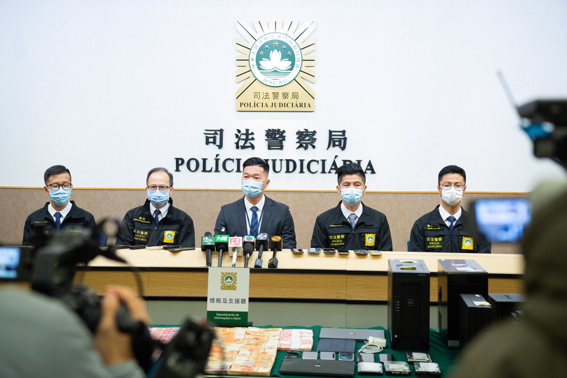 ​老公涉洗钱遭逮画面曝光  安以轩遭网民狂酸