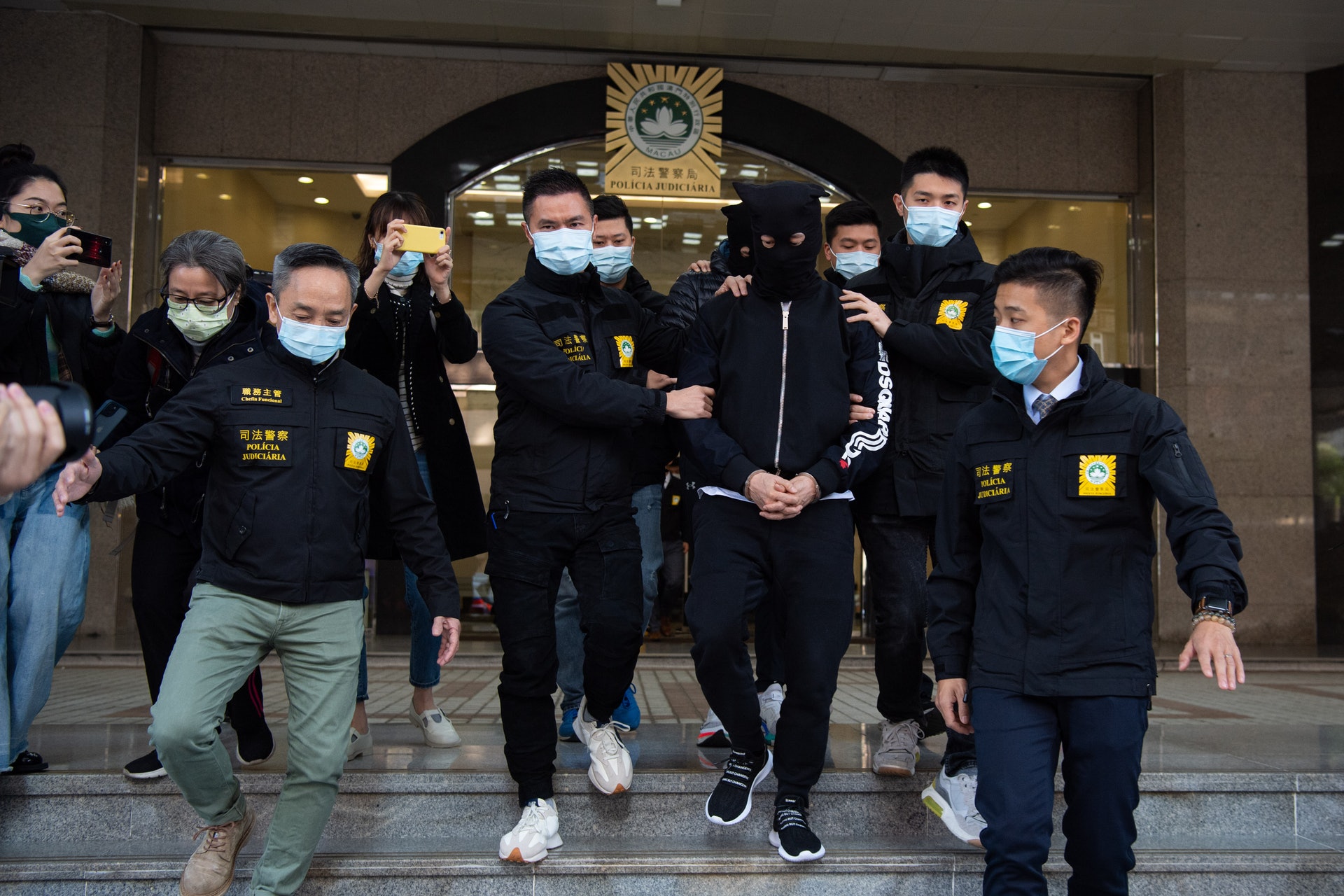 ​老公涉洗钱遭逮画面曝光  安以轩遭网民狂酸