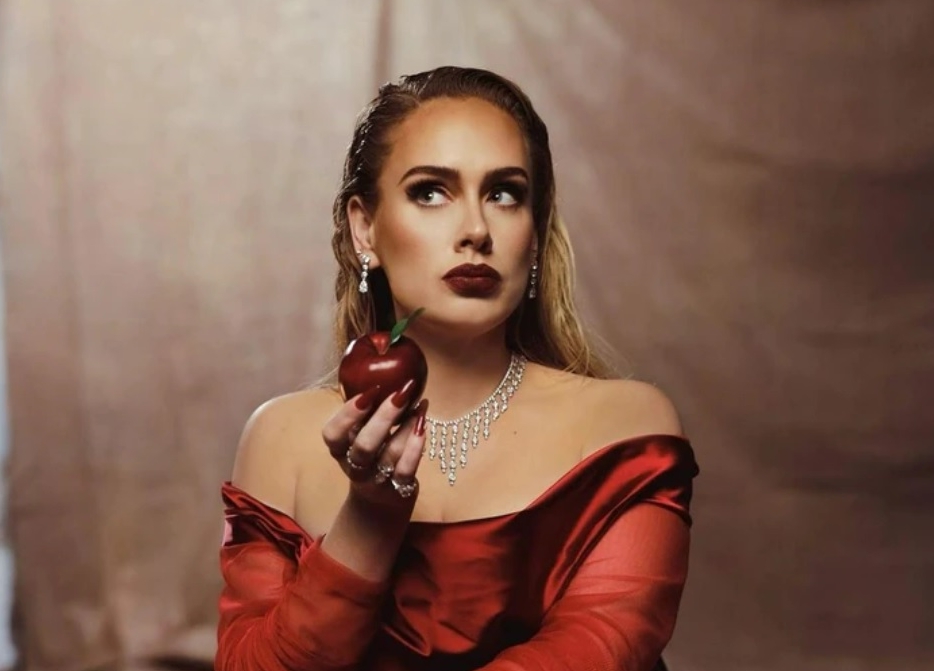 ​艾黛儿演出喊卡非因疫情 疑不满舞台泳池设计