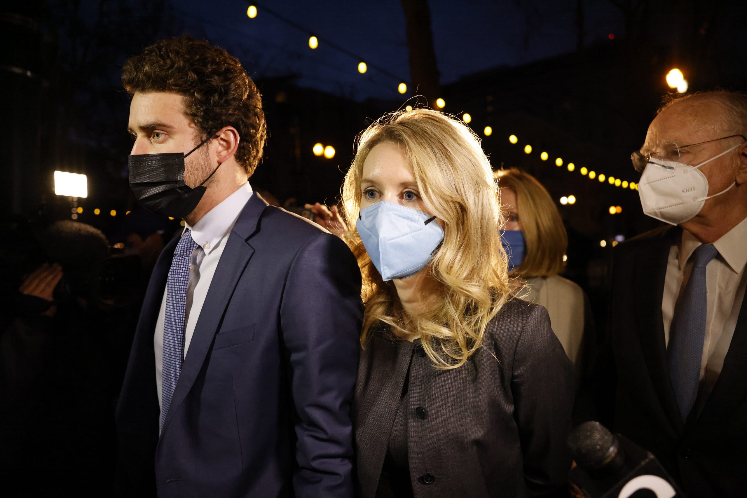 “女版乔布斯”滴血验病诈欺案 美陪审团裁定4项罪名成立