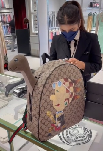 “要跟爸爸有同款包” 母买Gucci包给9岁儿当书包上学