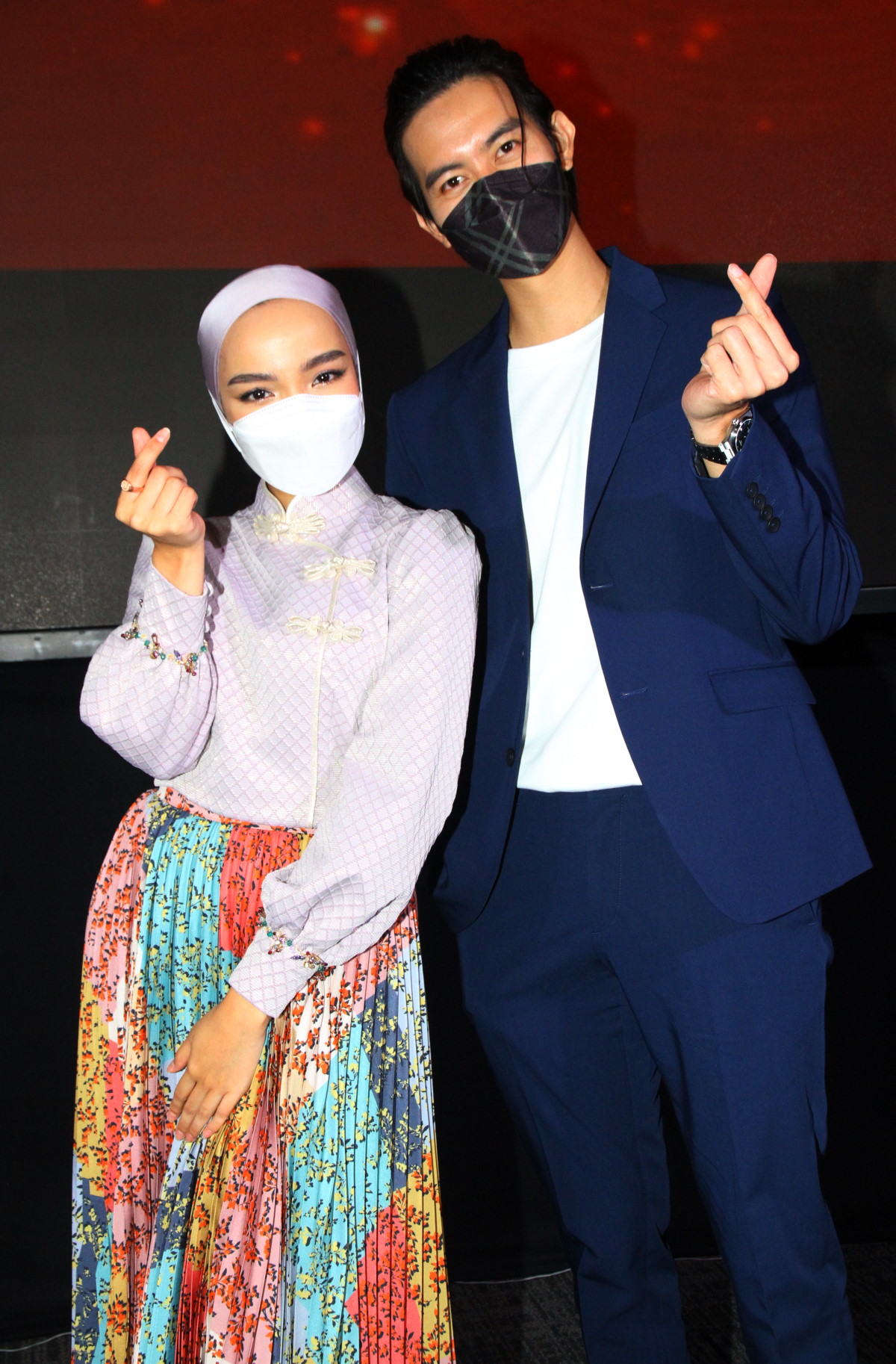 《姜味关系》异族恋抢攻票房  陈立谦李伟燊献“男男吻”